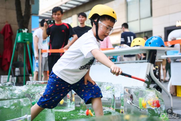 永华配资 城事｜清凉凿冰、喷泉嬉戏……孩子们感受清凉欢乐